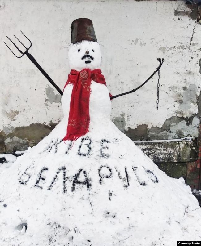 Белорус слепил снеговика с усами, по доносу соседа на него составили админпротокол (ФОТО) 1