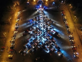 В Запорожье создали самую большую в Украине елку из автомобилей